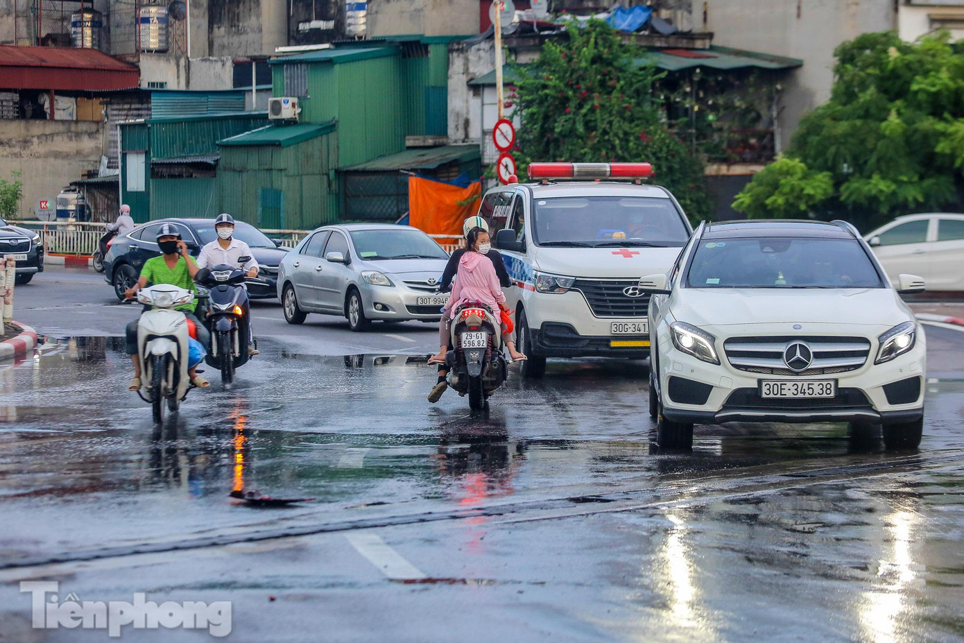 Một người chở theo con nhỏ đi ngược giữa đường đông ô tô và xe máy. Một người chở theo con nhỏ đi ngược giữa đường đông ô tô và xe máy.