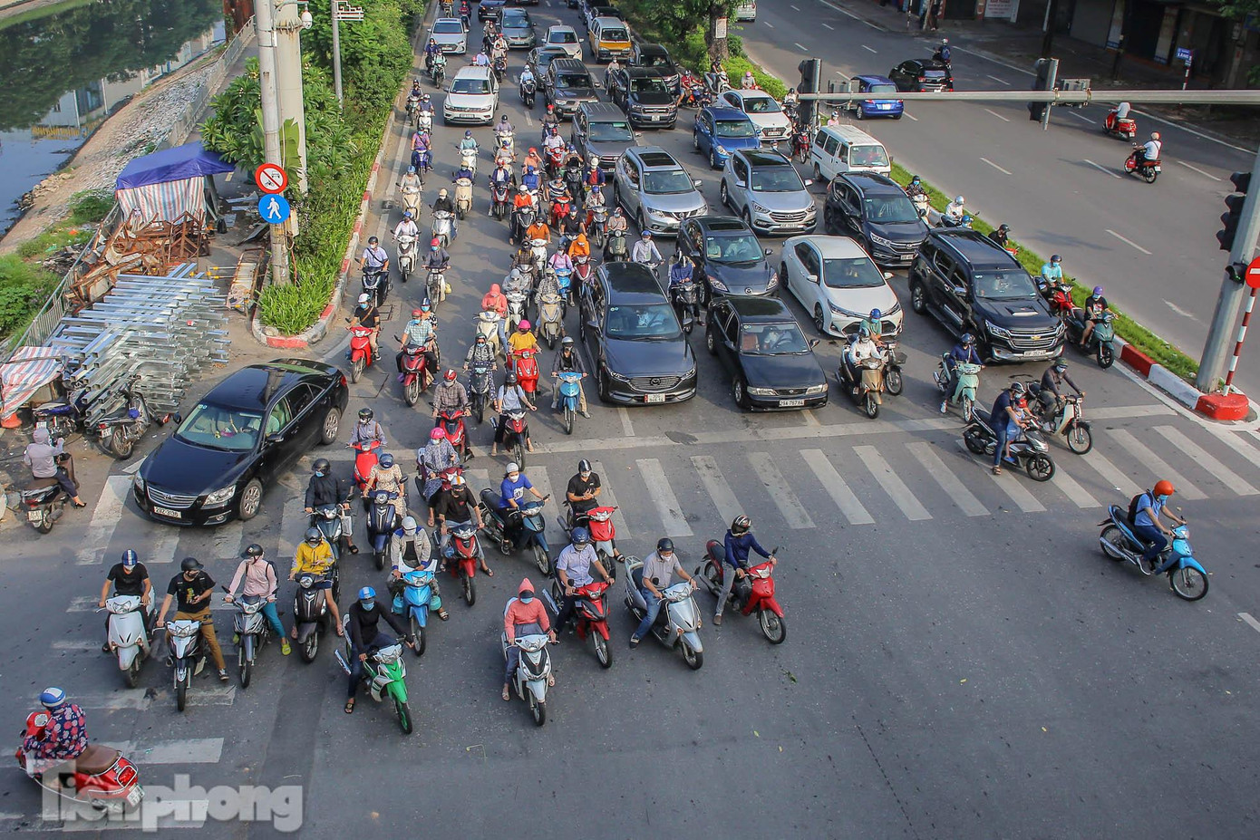 Các phương tiện tràn qua vạch kẻ khi đang chờ đèn đỏ.