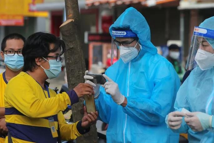 Trong khi đó, các shipper chạy trên ứng dụng Be nhận thông báo xét nghiệm qua app và chi phí lấy mẫu xét nghiệm được trừ thẳng qua tài khoản trên ứng dụng.