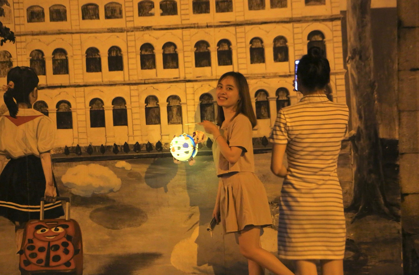 Lác đác một vài người chụp ảnh check-in tại khu vực trên.