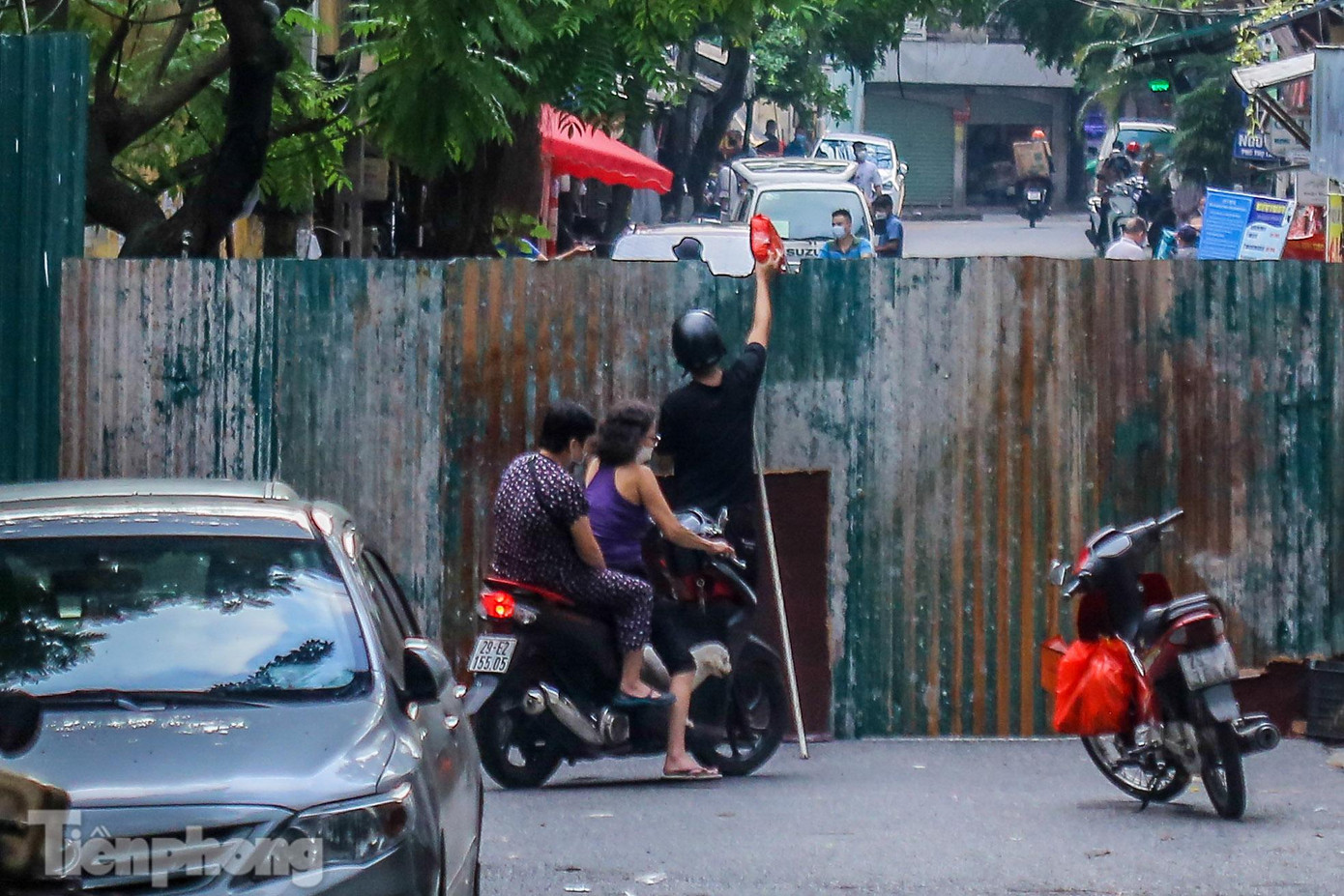 Nhịp sống hai bên đang dần trở lại "bình thường" song vẫn bị ngăn cách.