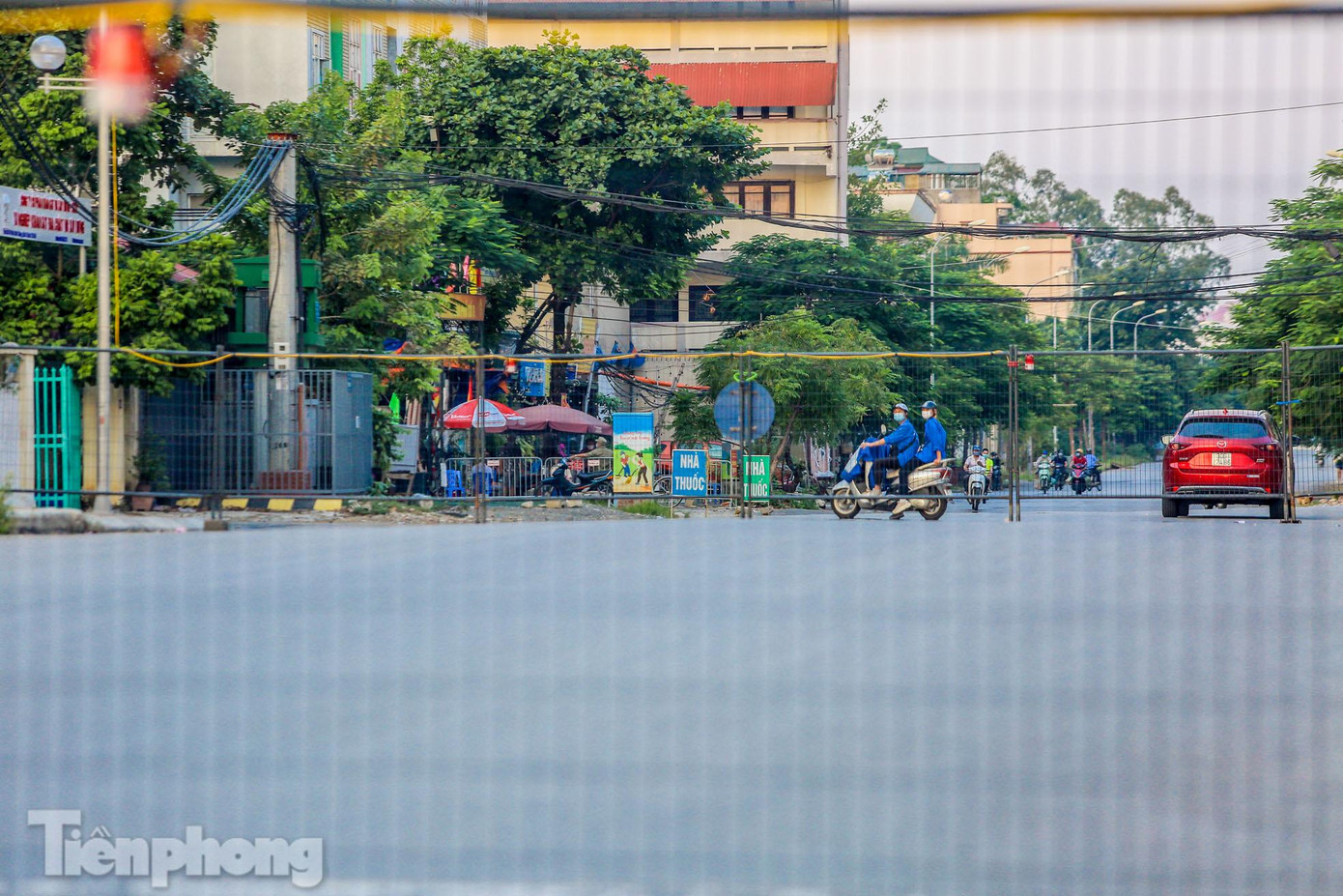 Nhiều phương tiện phía bên kia cầu quay xe sau khi gặp chốt cứng. Nhiều phương tiện phía bên kia cầu quay xe sau khi gặp chốt cứng.
