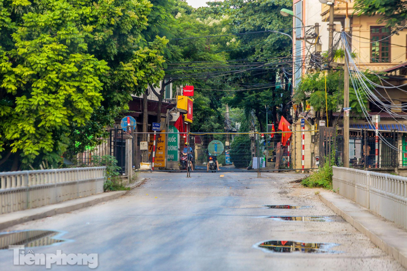 Phần rào cứng phía bên kia cầu. Phần rào cứng phía bên kia cầu.