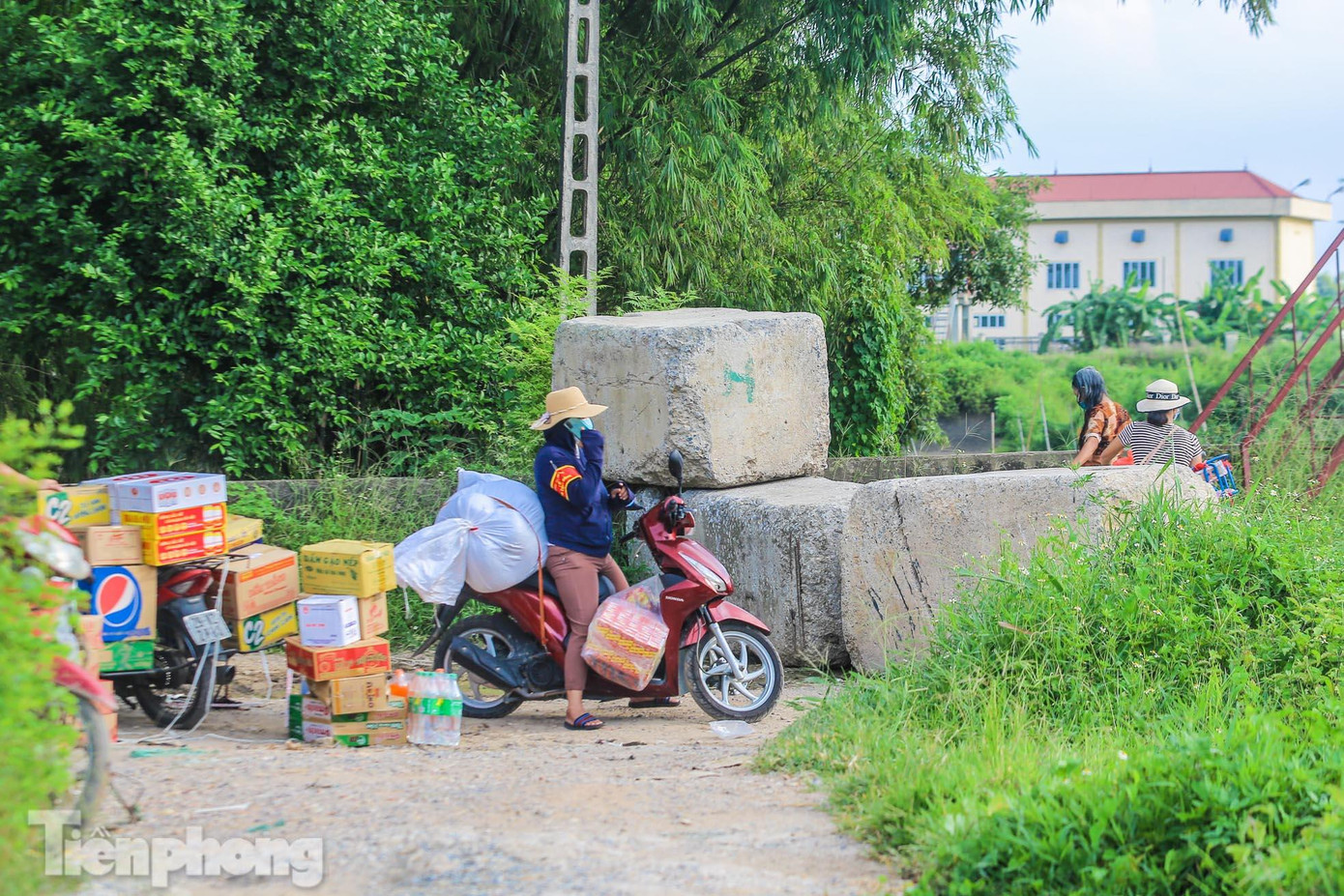 Một số cầu, đường dân sinh bắc qua sông Nhuệ được chặn lại bằng nhiều vật liệu khác nhau như khung thép, khối bê tông lớn... Một số cầu, đường dân sinh bắc qua sông Nhuệ được chặn lại bằng nhiều vật liệu khác nhau như khung thép, khối bê tông lớn...