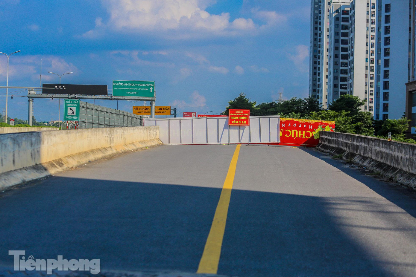 Dùng biển quảng cáo làm hàng rào chắn trên đường gom cao tốc Pháp Vân - Cầu Giẽ. Dùng biển quảng cáo làm hàng rào chắn trên đường gom cao tốc Pháp Vân - Cầu Giẽ.