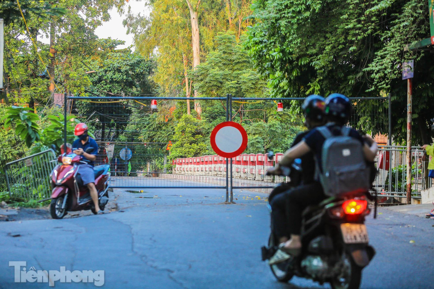 Nhiều người bất ngờ khi thấy cây cầu chốt cứng không thể di chuyển, đành quay đầu. Nhiều người bất ngờ khi thấy cây cầu chốt cứng không thể di chuyển, đành quay đầu.