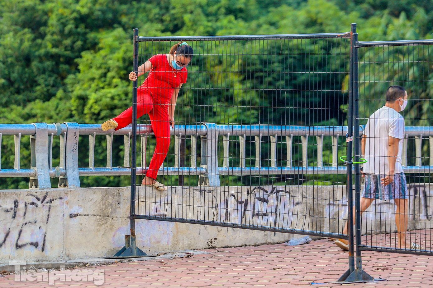 Mặc dù chốt cứng nhưng một số người dân thiếu ý thức tìm cách luồn qua hàng rào. Mặc dù chốt cứng nhưng một số người dân thiếu ý thức tìm cách luồn qua hàng rào.