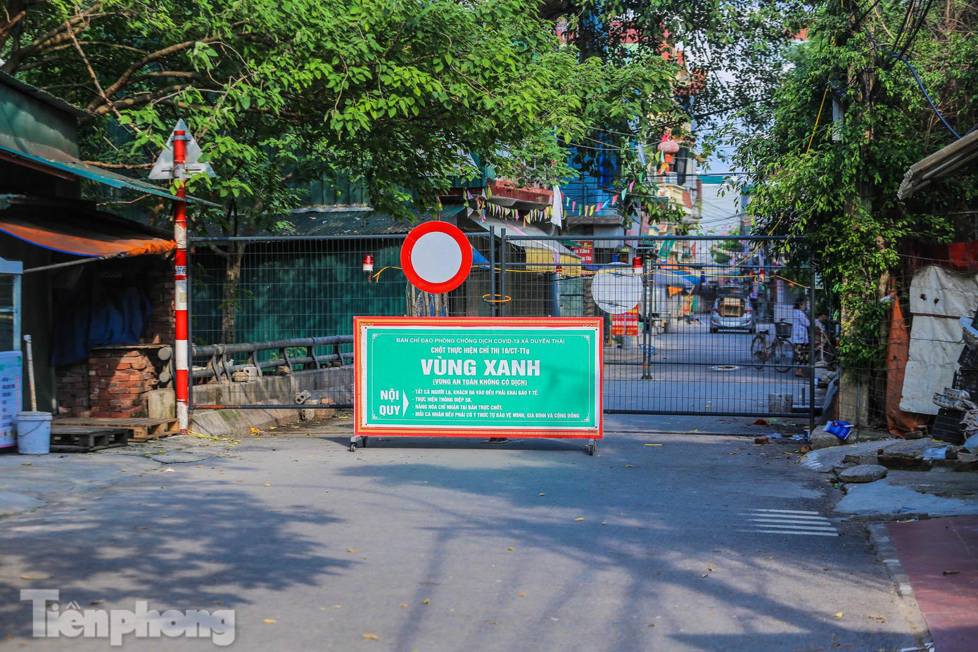 Để phòng, chống dịch COVID-19, Sở Xây dựng đã phối hợp với các địa phương hoàn thành việc lắp đặt chốt cứng tại 30 điểm cầu trên địa bàn thành phố Hà Nội trong những ngày cuối đợt giãn cách thứ 3 nhằm hạn chế đi lại giữa hai vùng "xanh, đỏ" phòng dịch COVID-19 trong đợt giãn cách thứ tư. Để phòng, chống dịch COVID-19, Sở Xây dựng đã phối hợp với các địa phương hoàn thành việc lắp đặt chốt cứng tại 30 điểm cầu trên địa bàn thành phố Hà Nội trong những ngày cuối đợt giãn cách thứ 3 nhằm hạn chế đi lại giữa hai vùng "xanh, đỏ" phòng dịch COVID-19 trong đợt giãn cách thứ tư.