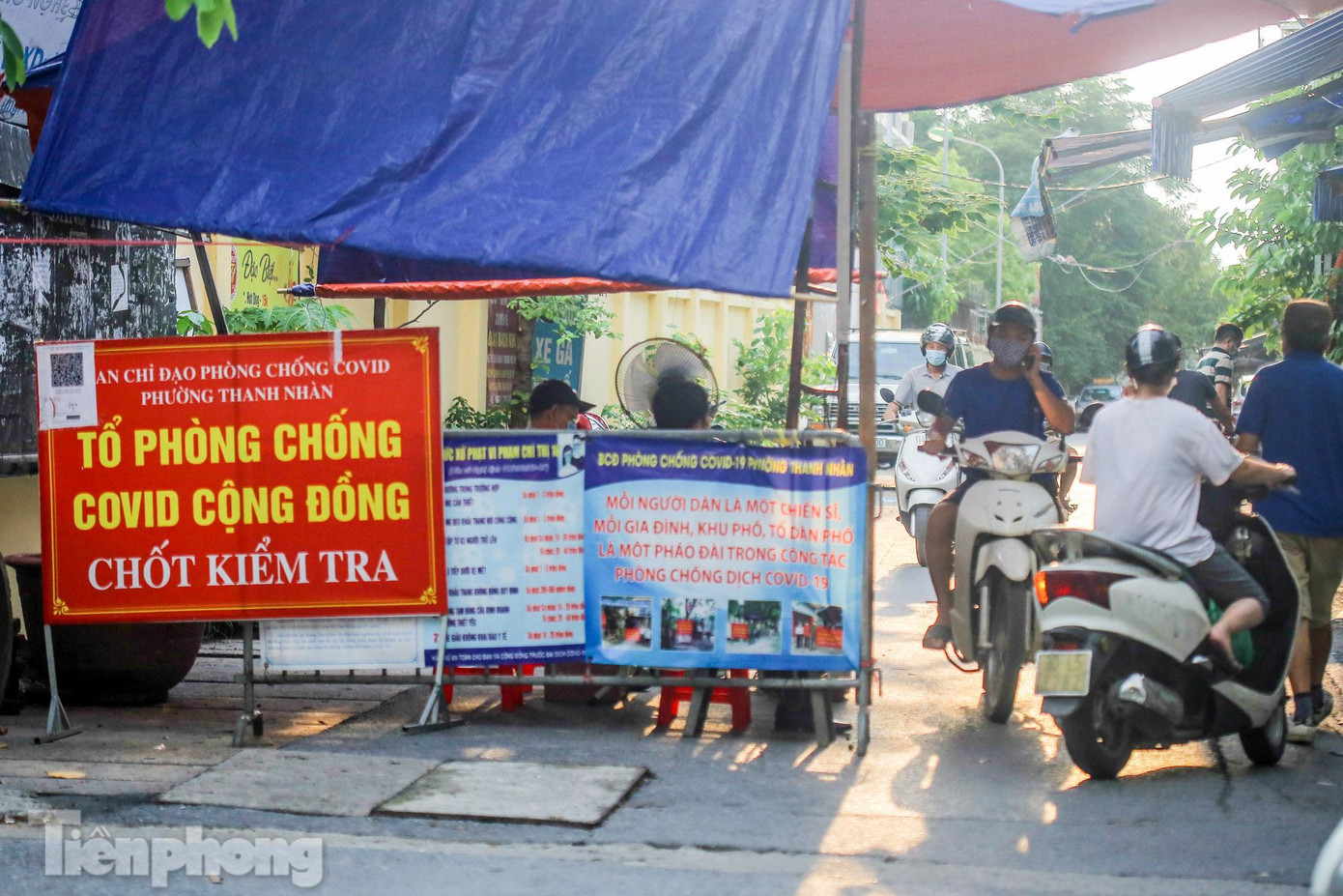 Chốt vùng xanh vẫn giữ nguyên, kiểm soát người ra vào tại phường Thanh Nhàn.