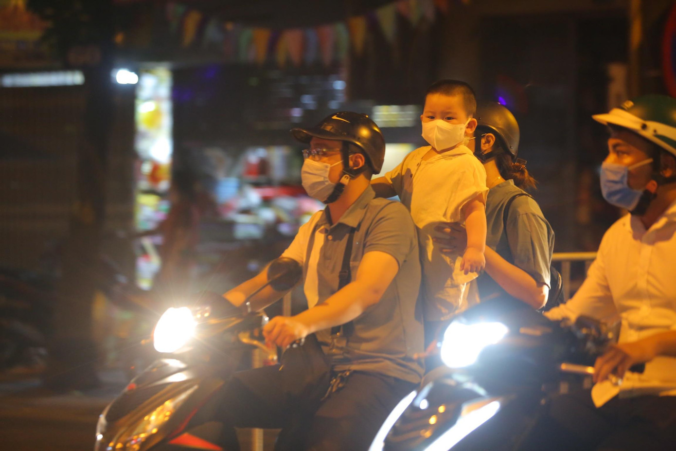 Phụ huynh đưa trẻ em lên phố Hàng Mã đều phải "quay xe".