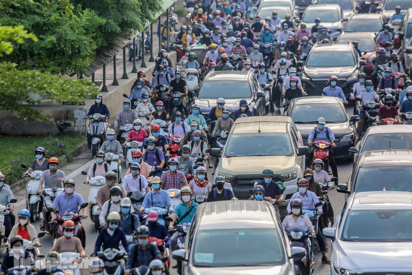 Các phương tiện nhích từng bước khi đi nút giao thông trên.