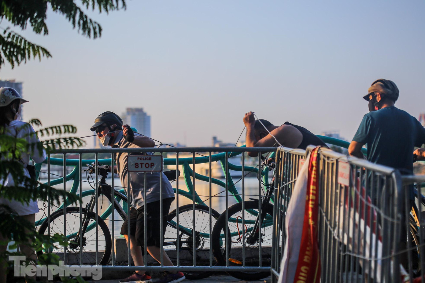 Họ di chuyển barie để lấy lối đi, luồn cúi qua dây để vượt qua. Họ di chuyển barie để lấy lối đi, luồn cúi qua dây để vượt qua.