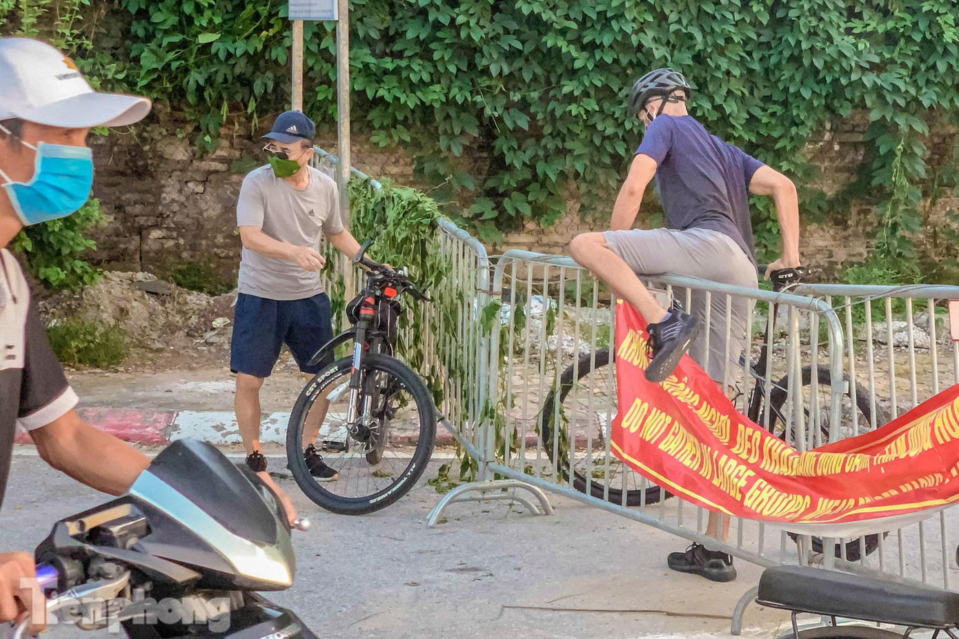 ...trèo qua barie. ...trèo qua barie.