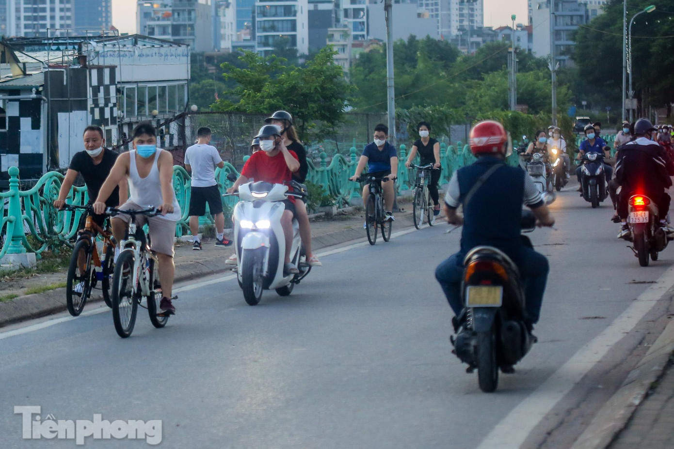 Trong những ngày đầu tiên UBND TP Hà Nội cho phép hoạt động thể dục, thể thao ngoài trời, nhưng không được tập trung quá 10 người (từ ngày 28/9), hồ Tây đã đón một lượng người đạp xe, đi bộ... quanh hồ. Trong những ngày đầu tiên UBND TP Hà Nội cho phép hoạt động thể dục, thể thao ngoài trời, nhưng không được tập trung quá 10 người (từ ngày 28/9), hồ Tây đã đón một lượng người đạp xe, đi bộ... quanh hồ.