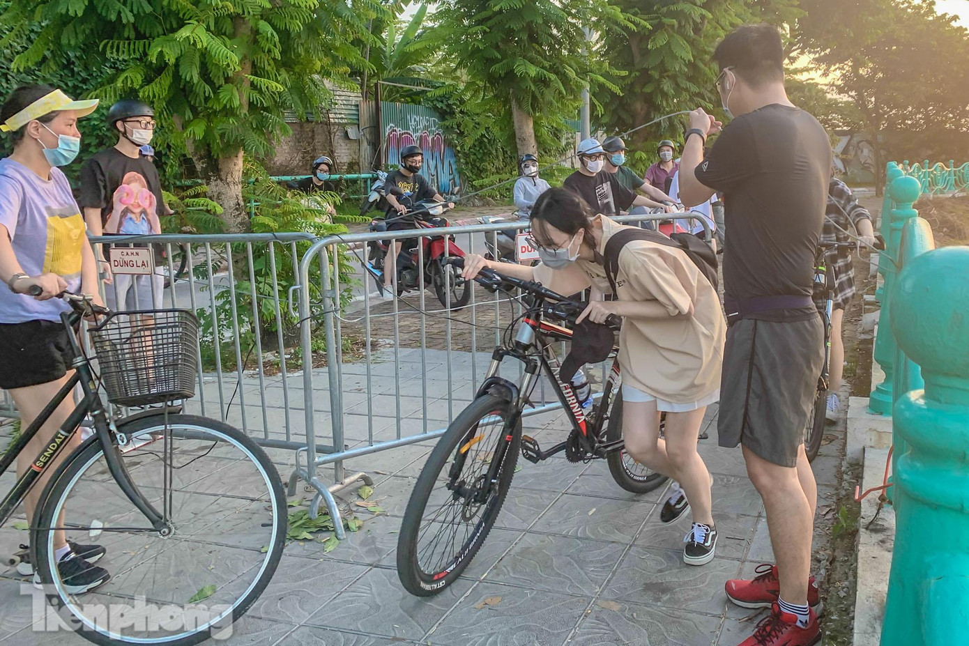 "Việc lập hàng rào là để hạn chế đông người nhưng một số người ý thức kém đã cố tình tìm mọi cách vượt qua hàng rào này", anh Quang (quận Ba Đình) chia sẻ. "Việc lập hàng rào là để hạn chế đông người nhưng một số người ý thức kém đã cố tình tìm mọi cách vượt qua hàng rào này", anh Quang (quận Ba Đình) chia sẻ.