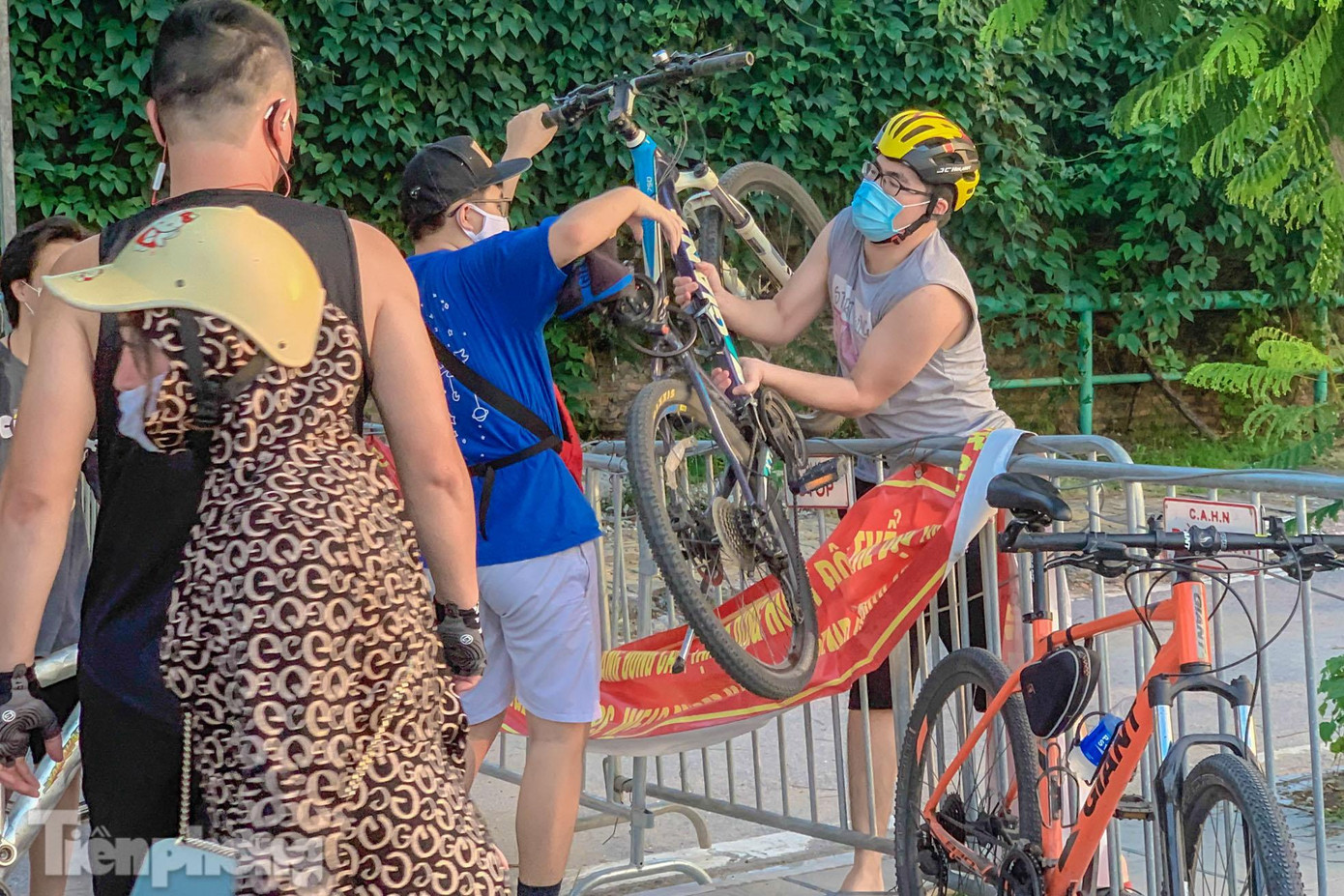 Tuy nhiên một số người bê xe qua rào chắn... Tuy nhiên một số người bê xe qua rào chắn...