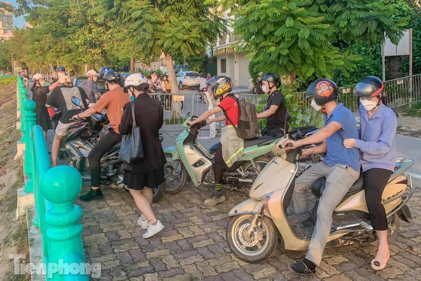 Không chỉ xe đạp, lượng phương tiện lớn gồm cả xe máy nối đuôi nhau "vượt rào". Không chỉ xe đạp, lượng phương tiện lớn gồm cả xe máy nối đuôi nhau "vượt rào".