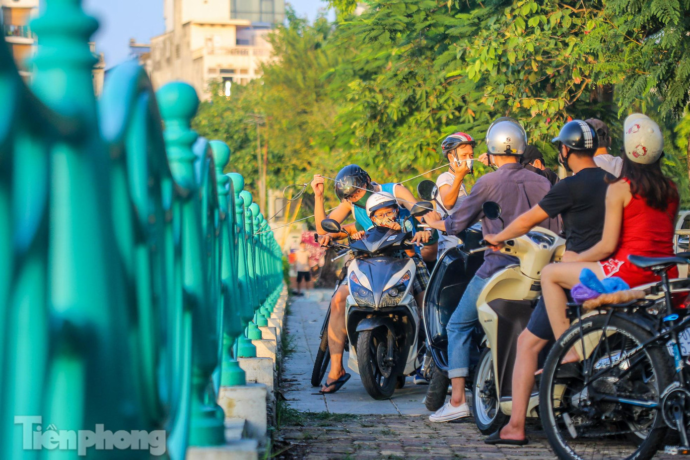 Trong giờ cao điểm, lượng phương tiện lớn cả hai chiều chen nhau qua lối này. Trong giờ cao điểm, lượng phương tiện lớn cả hai chiều chen nhau qua lối này.