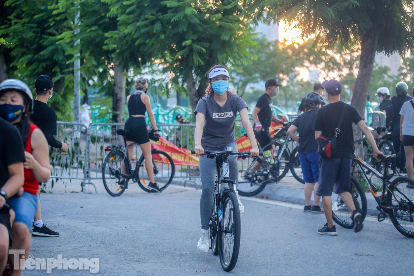 Cũng có một số người đạp xe chấp nhận quay đầu khi gặp hàng rào. Cũng có một số người đạp xe chấp nhận quay đầu khi gặp hàng rào.