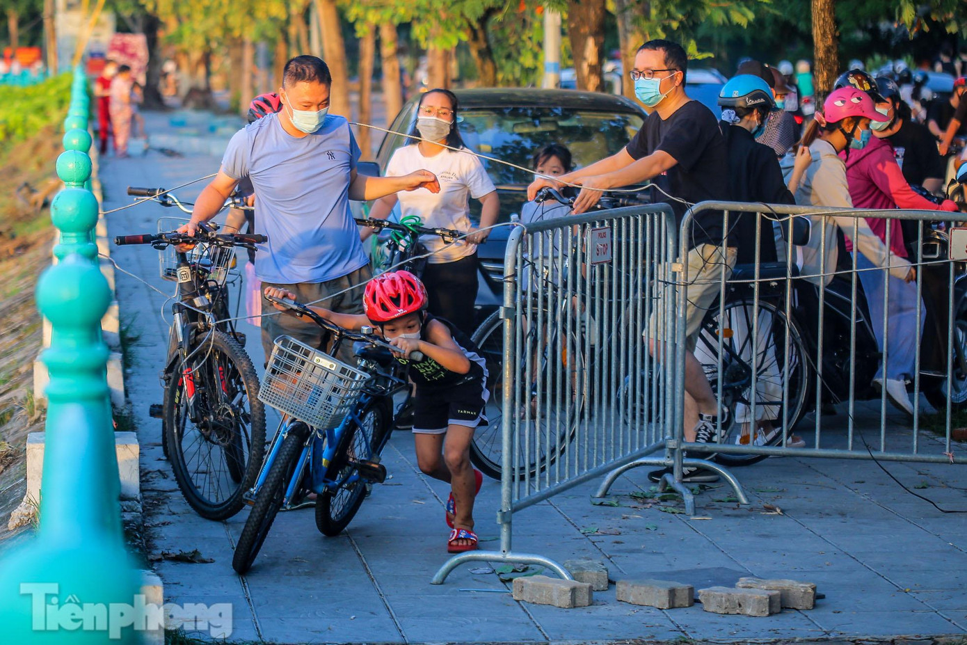 Tuy nhiên, thay vì quay đầu thì một số người dân lại tìm cách "vượt rào". Tuy nhiên, thay vì quay đầu thì một số người dân lại tìm cách "vượt rào".