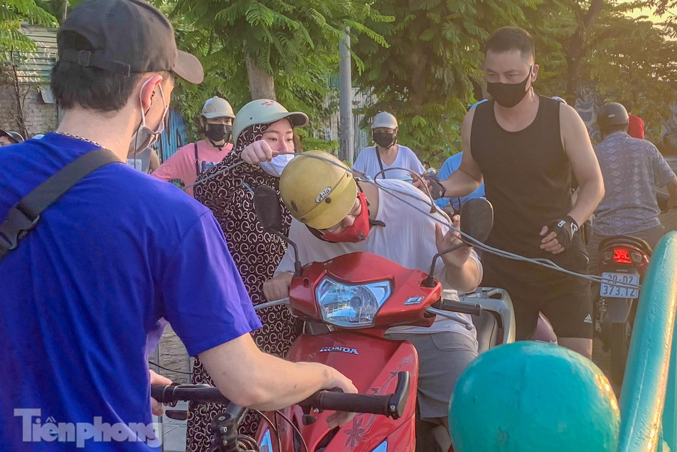 Một số người cho rằng, việc để lại hàng rào này gây bất tiện và khiến người dân mất nhiều thời gian nếu phải quay xe đi đường khác. Một số người cho rằng, việc để lại hàng rào này gây bất tiện và khiến người dân mất nhiều thời gian nếu phải quay xe đi đường khác.