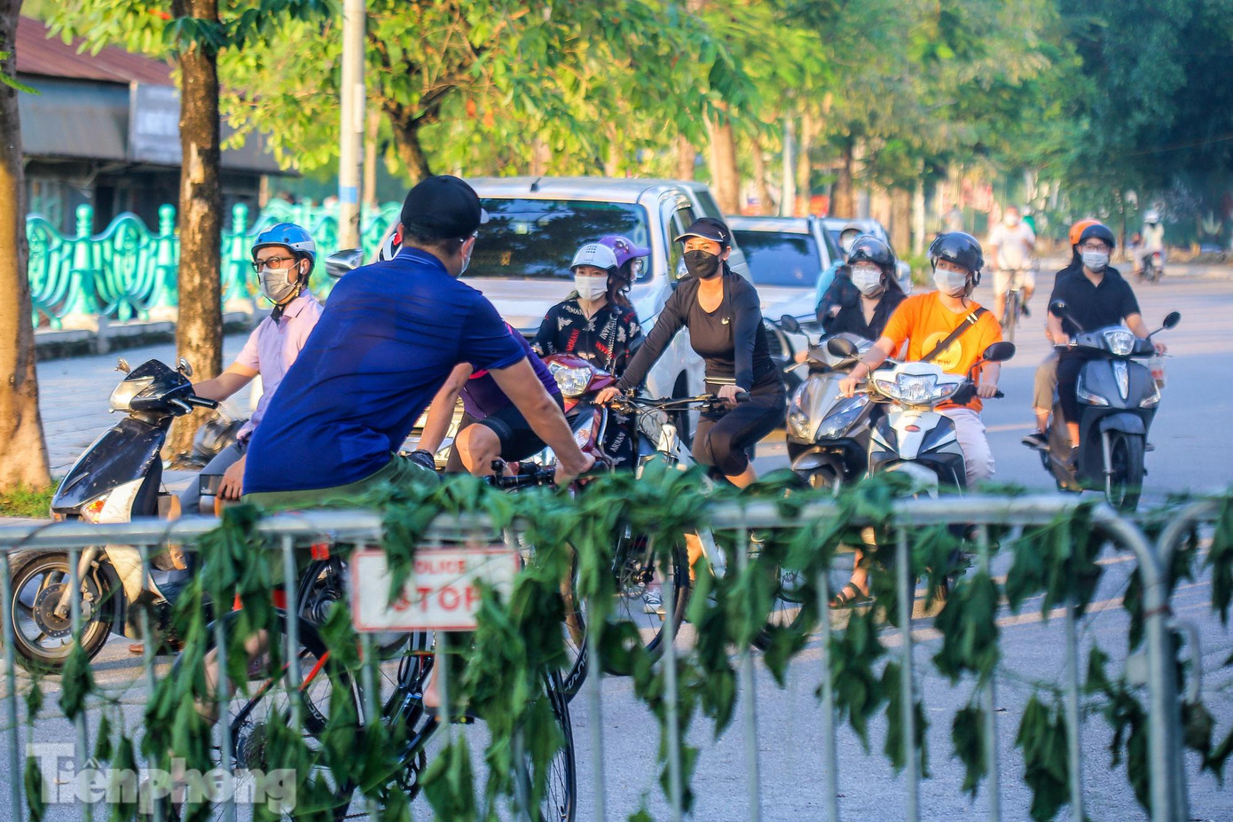 Nhiều người dân tập thể dục, đạp xe khá bất ngờ khi thấy hàng rào này. Nhiều người dân tập thể dục, đạp xe khá bất ngờ khi thấy hàng rào này.