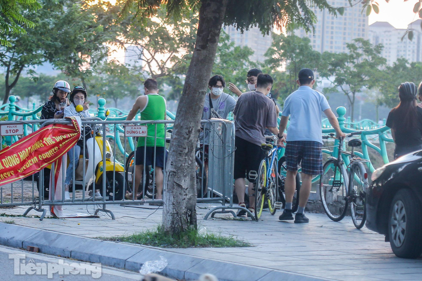 Lực lượng chức năng đã tiến hành gỡ bỏ nhiều rào chắn tại các đường xung quanh hồ Tây, duy còn giữ lại một hàng rào barie trên phố Quảng Bá (quận Tây Hồ) nhằm tránh tình trạng tập trung đông người. Lực lượng chức năng đã tiến hành gỡ bỏ nhiều rào chắn tại các đường xung quanh hồ Tây, duy còn giữ lại một hàng rào barie trên phố Quảng Bá (quận Tây Hồ) nhằm tránh tình trạng tập trung đông người.