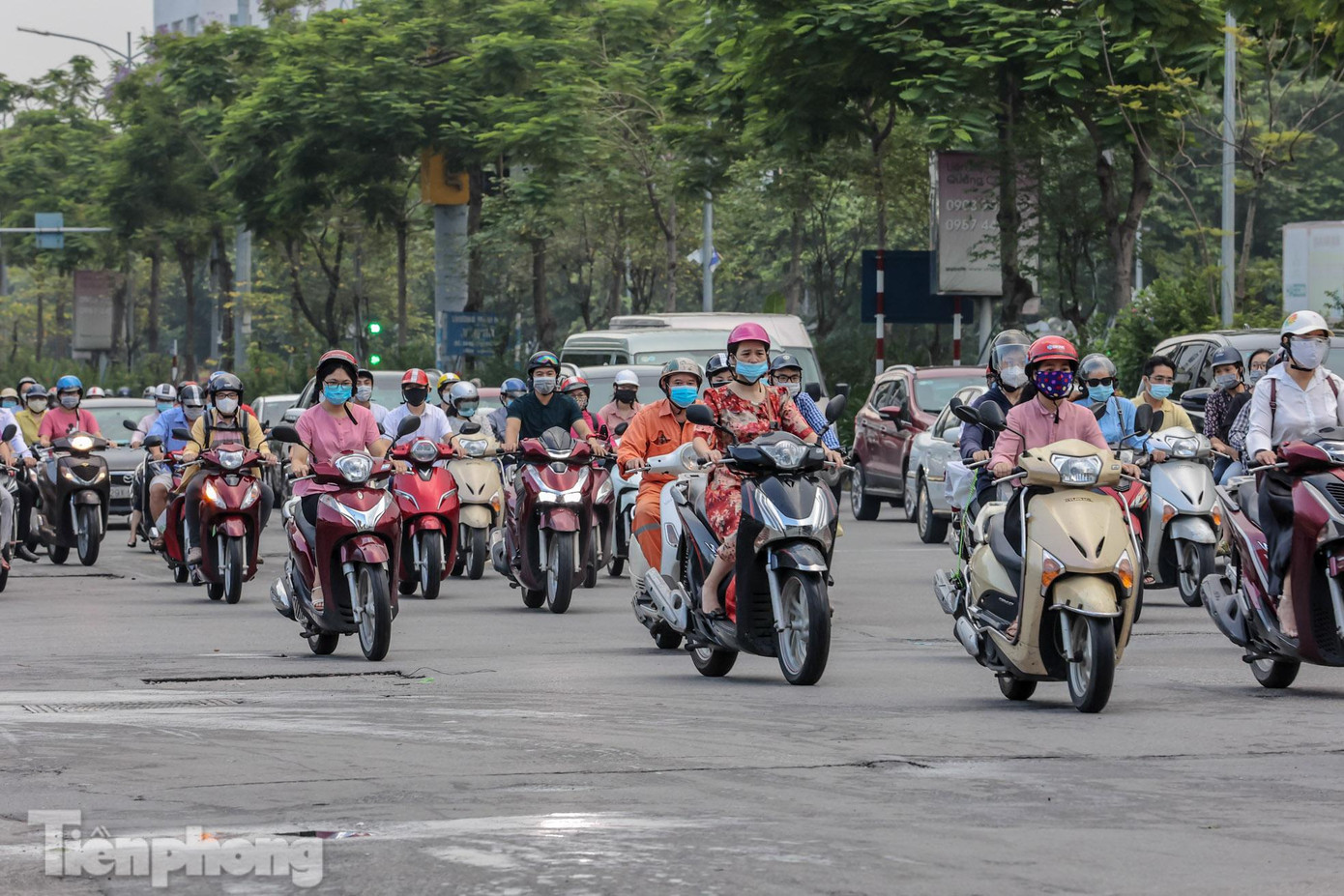 Các phương tiện di chuyển tập nập trên đường Trần Khát Chân. Các phương tiện di chuyển tập nập trên đường Trần Khát Chân.