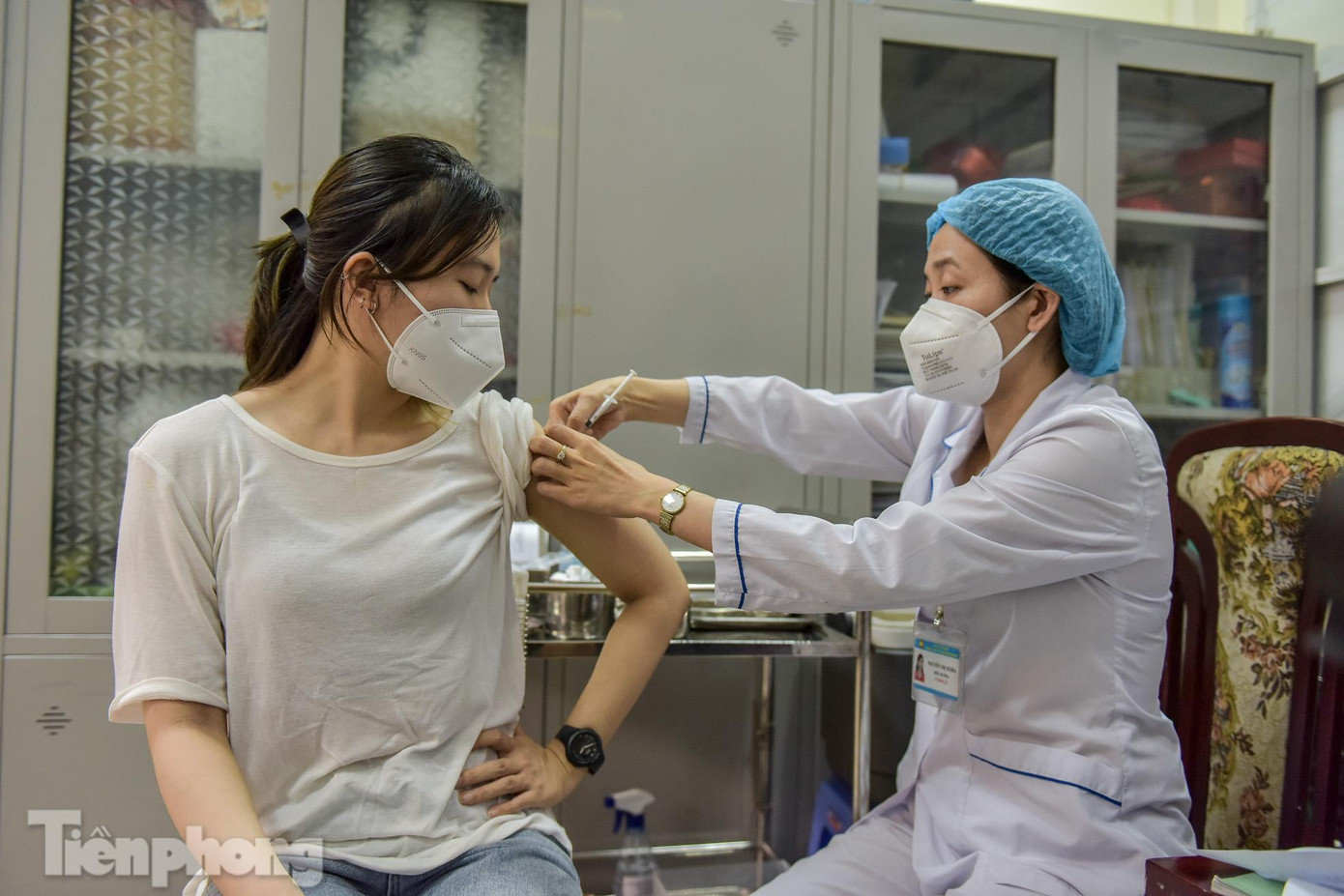 Theo đó, hiện Hà Nội đã tiêm được 94,2% mũi 1 với người trên 18 tuổi, nhưng trạng thái thành phố vẫn chưa thể về “bình thường mới”, vì mũi 2 mới đạt tỷ lệ 12%. Trong khi Bộ Y tế quy định, muốn trở về “bình thường mới”, phải trên 70% mũi 1 và trên 20% mũi 2. Ông Phong cho biết, trên cơ sở lượng vắc xin phân bổ của Bộ Y tế, thành phố phấn đấu tiêm đủ 2 mũi vắc xin cho người dân thành phố theo kế hoạch. "Phấn đấu phủ mũi 2 cho toàn dân vào nửa đầu tháng 11. Trên cơ sở đó tính toán cho các cháu quay trở lại học tập", ông Phong nói. Theo đó, hiện Hà Nội đã tiêm được 94,2% mũi 1 với người trên 18 tuổi, nhưng trạng thái thành phố vẫn chưa thể về “bình thường mới”, vì mũi 2 mới đạt tỷ lệ 12%. Trong khi Bộ Y tế quy định, muốn trở về “bình thường mới”, phải trên 70% mũi 1 và trên 20% mũi 2. Ông Phong cho biết, trên cơ sở lượng vắc xin phân bổ của Bộ Y tế, thành phố phấn đấu tiêm đủ 2 mũi vắc xin cho người dân thành phố theo kế hoạch. "Phấn đấu phủ mũi 2 cho toàn dân vào nửa đầu tháng 11. Trên cơ sở đó tính toán cho các cháu quay trở lại học tập", ông Phong nói.