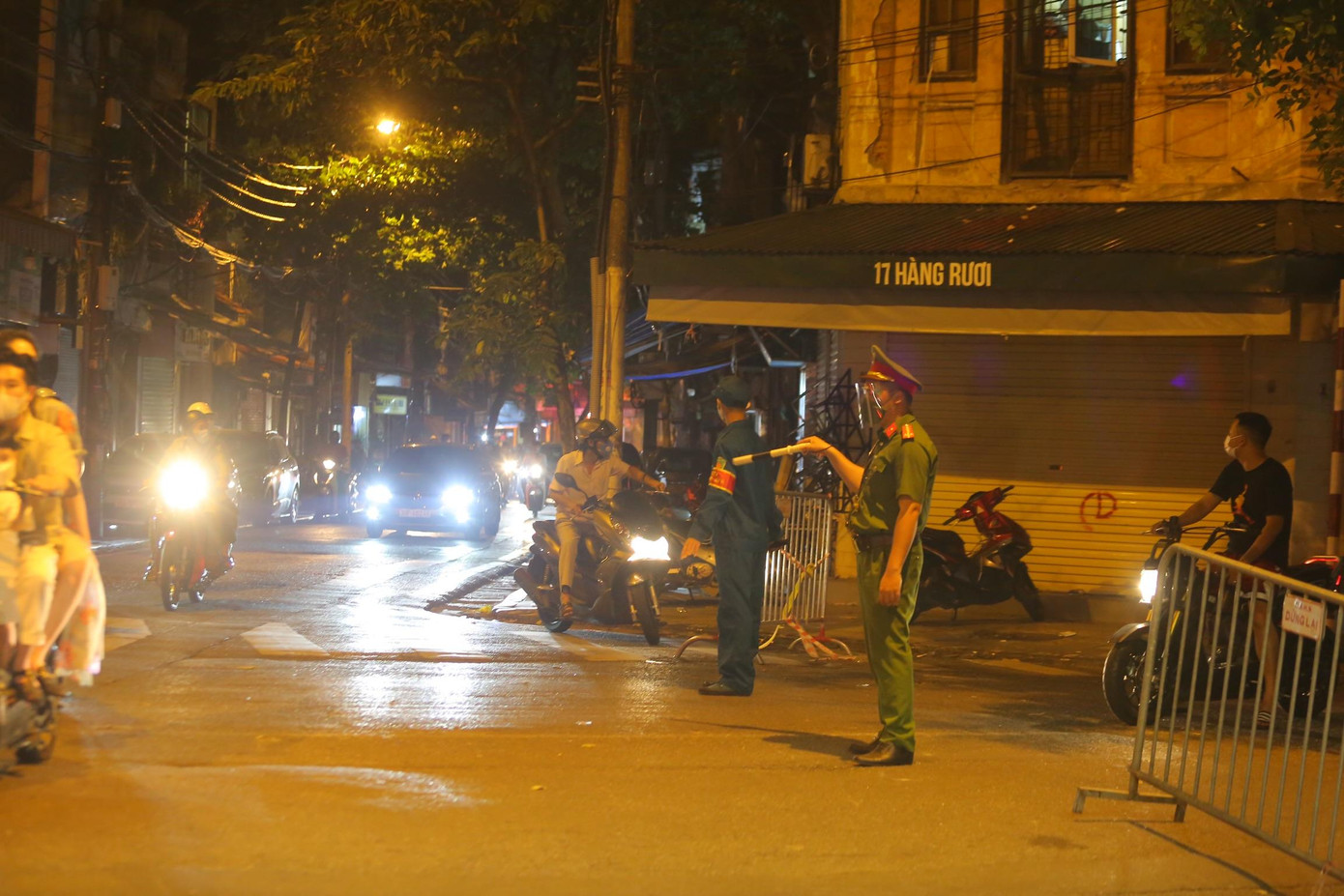 Công an phân luồng phương tiện lưu thông, hạn chế người và xe đi vào các phố Hàng Mã, Hàng Lược, Hàng Rươi...