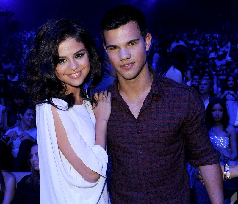 Selena cũng có một cuộc tình không suôn sẻ với Taylor Lautner. Selena cũng có một cuộc tình không suôn sẻ với Taylor Lautner
