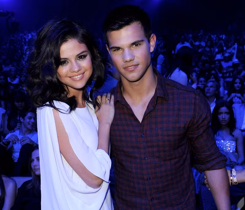 Selena cũng có một cuộc tình không suôn sẻ với Taylor Lautner