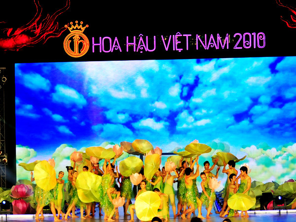 Tiết mục mở màn đêm chung kết cuộc thi Hoa hậu Việt Nam 2010. Ảnh: Thuận Phong