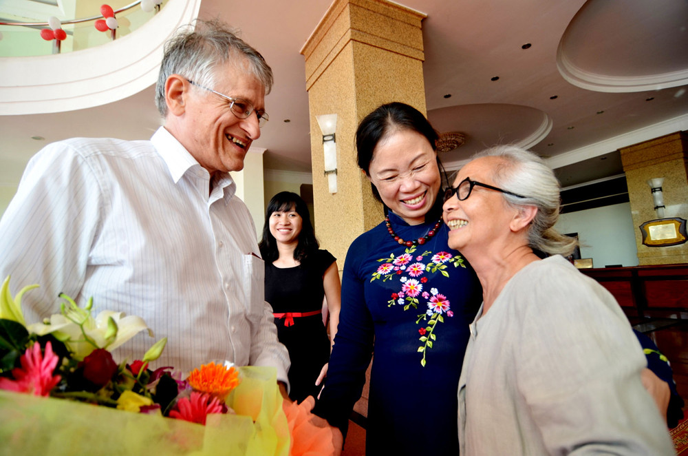 Lãnh đạo tỉnh Bình Định cùng GS Kim Ngọc (vợ GS Vân) hân hoan đón GS Klaus von Klitzing – nhà bác học Nobel Vật lý đầu tiên đến Quy Nhơn