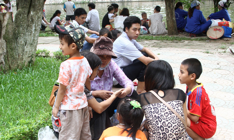 Điều đáng bàn là những hoạt động này đến từ những người lớn là phụ huynh và người hành nghề bói toán