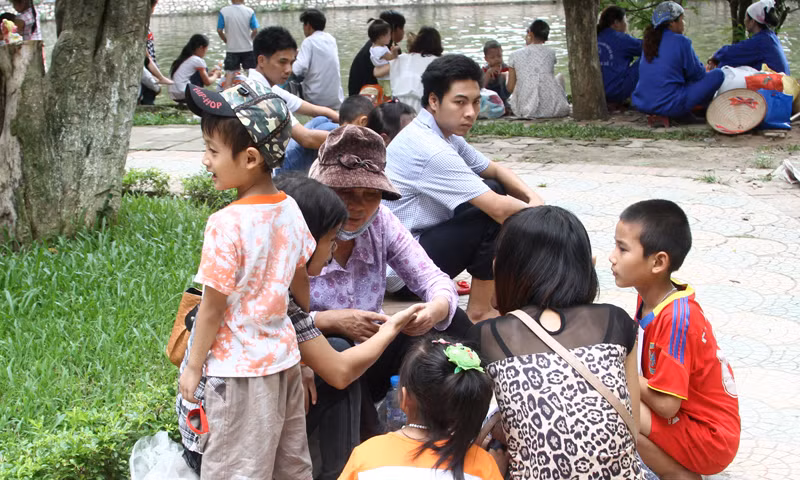 Điều đáng bàn là những hoạt động này đến từ những người lớn là phụ huynh và người hành nghề bói toán