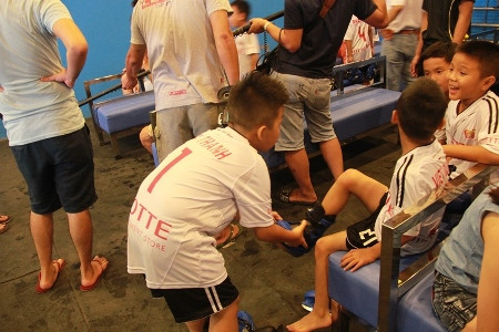 Các “cầu thủ tí hon” thích thú với giày trượt từ Italia và bộ môn trượt băng nghệ thuật đầy thử thách