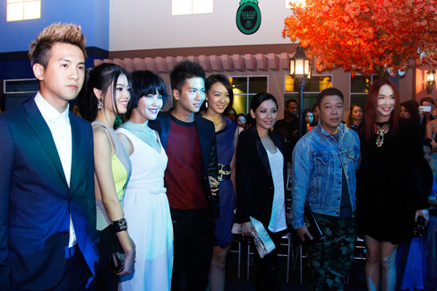 Rất nhiều khách mời nổi tiếng, trong đó có diễn viên Phạm Văn Phương (ngoài cùng bên phải) đến theo dõi show diễn