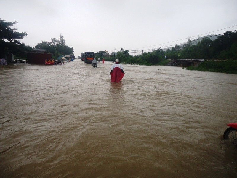 Nhiều đoạn trên tuyến Quốc lộ 1A ngập lụt. Ảnh: Hoàng Lam
