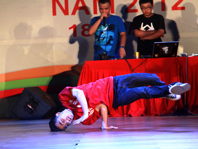 Động tác tay cũng đầy cuốn hút 