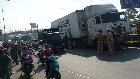 Vụ tai nạn vào giờ cao điểm, ngay trước khu du lịch nên gây kẹt xe nghiêm trọng