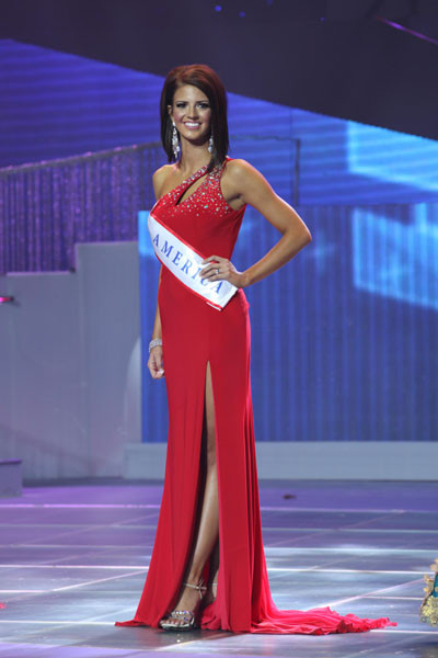 Người chiến thắng của cuộc thi Hoa hậu Quý bà Thế giới năm 2013 là Hoa hậu Quý bà Mỹ 