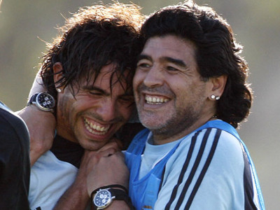 Thầy trò Maradona và Carlos Tevez nồng ấm trên sân tập của tuyển Argentina, cuối tuần này họ sẽ gặp Venezuela trong khuôn khổ vòng loại World Cup 2010 khu vực Nam Mỹ / ảnh Reuters
