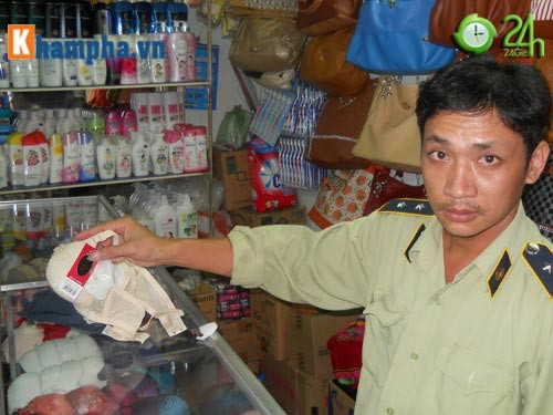 Đội Quản lý thị trường số 1 kiểm tra Shop Diễm, nơi bán áo dây nịt ngực lậu của Trung Quốc. Đội Quản lý thị trường số 1 kiểm tra Shop Diễm, nơi bán áo dây nịt ngực lậu của Trung Quốc