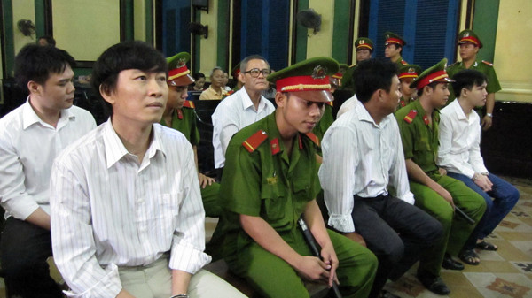 Hoàng Khương (hàng đầu, bên trái) khẳng định anh chỉ tác nghiệp theo đúng Luật báo chí