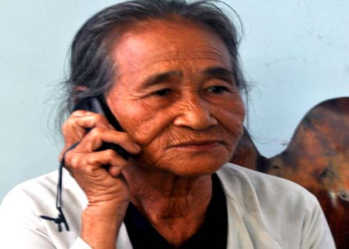 Tuổi đã 70, suốt hai ngày qua, bà Đỗ Thị Trọng ở thôn Bình An Nội, xã Bình Chánh, huyện Bình Sơn, nhận hàng chục cuộc điện thoại của những đứa con làm ăn xa điện về lo lắng sau vụ vỡ nợ của tiệm vàng Tín Huy. Ảnh: Trí Tín - Vnexpress. Tuổi đã 70, suốt hai ngày qua, bà Đỗ Thị Trọng ở thôn Bình An Nội, xã Bình Chánh, huyện Bình Sơn, nhận hàng chục cuộc điện thoại của những đứa con làm ăn xa điện về lo lắng sau vụ vỡ nợ của tiệm vàng Tín Huy. Ảnh: Trí Tín - Vnexpress