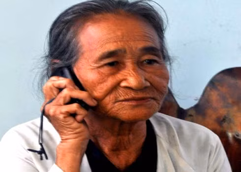Tuổi đã 70, suốt hai ngày qua, bà Đỗ Thị Trọng ở thôn Bình An Nội, xã Bình Chánh, huyện Bình Sơn, nhận hàng chục cuộc điện thoại của những đứa con làm ăn xa điện về lo lắng sau vụ vỡ nợ của tiệm vàng Tín Huy. Ảnh: Trí Tín - Vnexpress