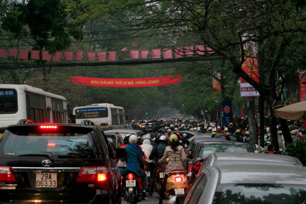 Tắc đường tại phố Quang Trung. Ảnh chụp lúc 18h ngày 1-2. Ảnh: Minh Đức Ách tắc tại phố Quang Trung. Ảnh chụp lúc 18h ngày 1-2