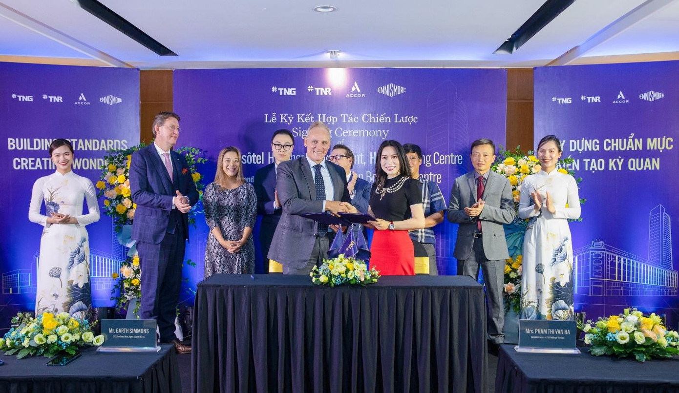 Bà Phạm Thị Vân Hà, Chủ tịch TNR Holdings Vietnam và ông Garth Simmons, Chủ tịch Accor Đông Nam Á, Nhật Bản, Hàn Quốc ký thỏa thuận hợp tác ngày 22/6/2022.