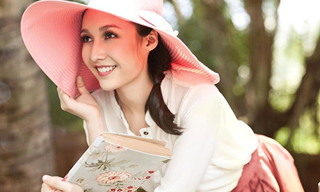 Anna Trương đang từng bước khẳng định mình và tách khỏi "bóng" ca sĩ Mỹ Linh và nhạc sĩ Anh Quân.. Anna Trương đang từng bước khẳng định mình và tách khỏi